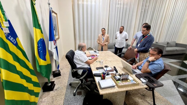 Representantes da Prefeitura de Teresina reunidos em sala institucional durante encontro de trabalho.
