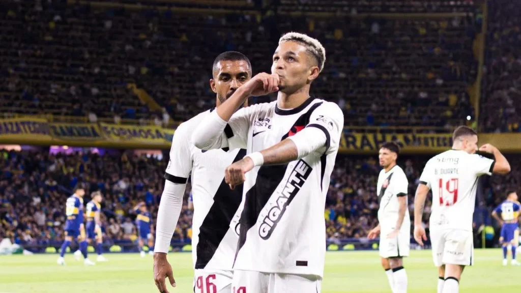 Fotografia da partida entre Boca Juniors e Vasco, disputada na Bombonera, pela semifinal da Copa Sul-Americana de 2026.
