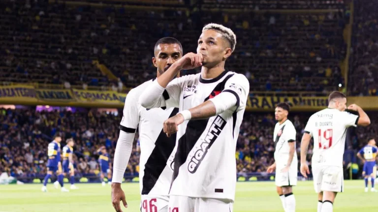 Fotografia da partida entre Boca Juniors e Vasco, disputada na Bombonera, pela semifinal da Copa Sul-Americana de 2026.